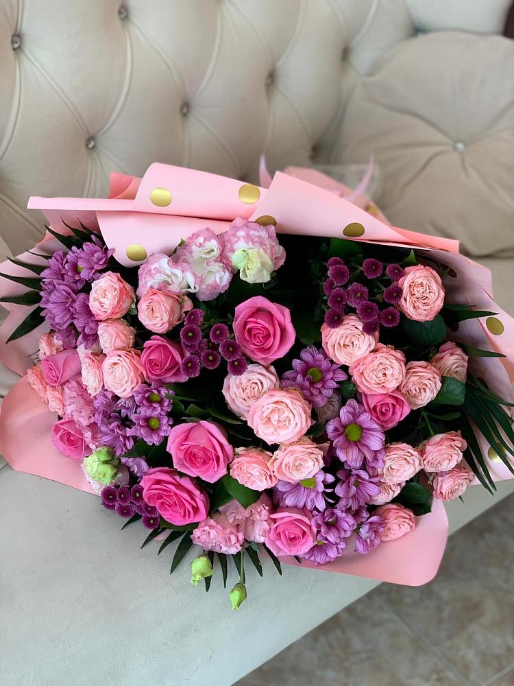 Букет цветов из: Хризантемы, Розы и Лизиантусы в Селты