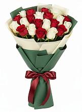 Букет Микс из красных и белых роз в Селты