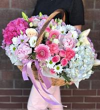 Композиция солнечный день в Селты Цветочная композиция из Розы, Хризантемы, Пионы и Лизиантусы в корзине в Селты