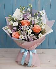 Букет цветов из:  Лизиантусы, Розы, Альстромерии и Гипсофила в Селты