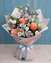 Букет цветов из:  Лизиантусы, Розы, Альстромерии и Гипсофила в Селты