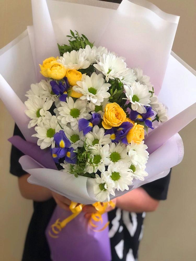 Букет цветов из: Ирисы, Хризантемы и Розы в Селты