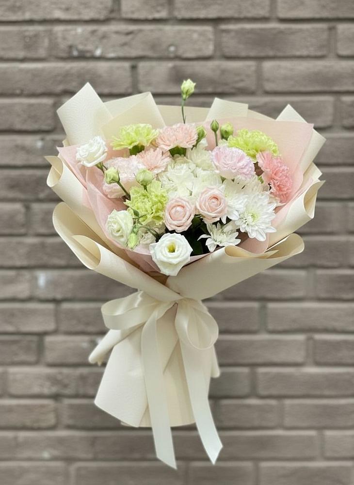 Букет цветов из: Гвоздики, Розы, Лизиантусы и Хризантемы в Селты