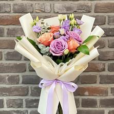 Букет цветов из:  Лизиантусы и Розы в Селты