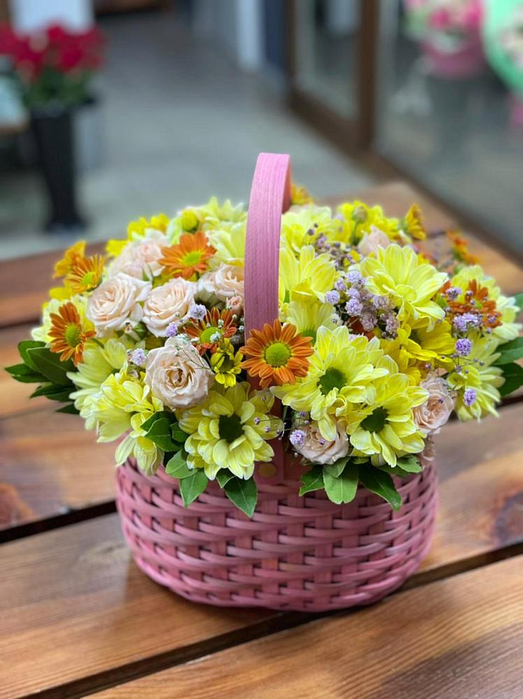Цветочная композиция из Хризантемы и Розы в корзине в Селты