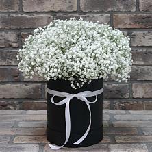 Цветочная композиция из Гипсофила в шляпной коробке в Селты
