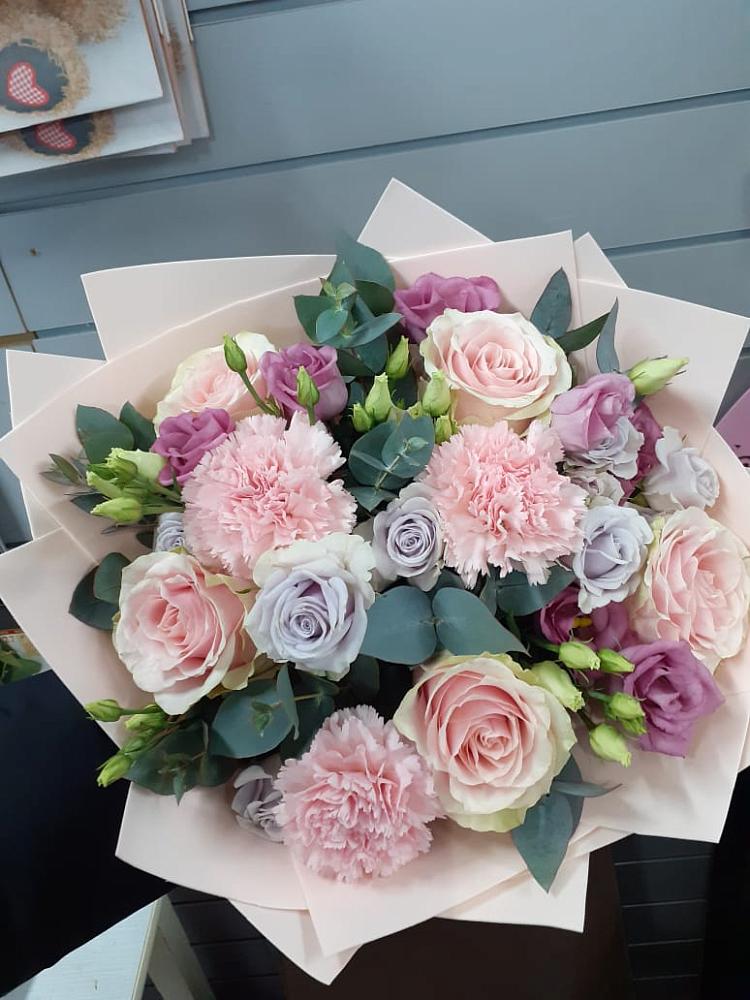 Букет цветов из: Розы, Гвоздики и Лизиантусы в Селты