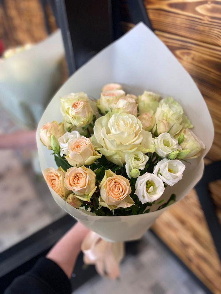 Букет цветов из: Розы и Лизиантусы в Селты